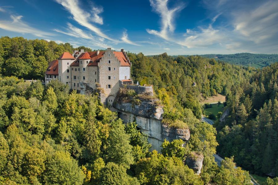 Az erdőben egy sziklacsúcsra épült a vár, emiatt is különleges