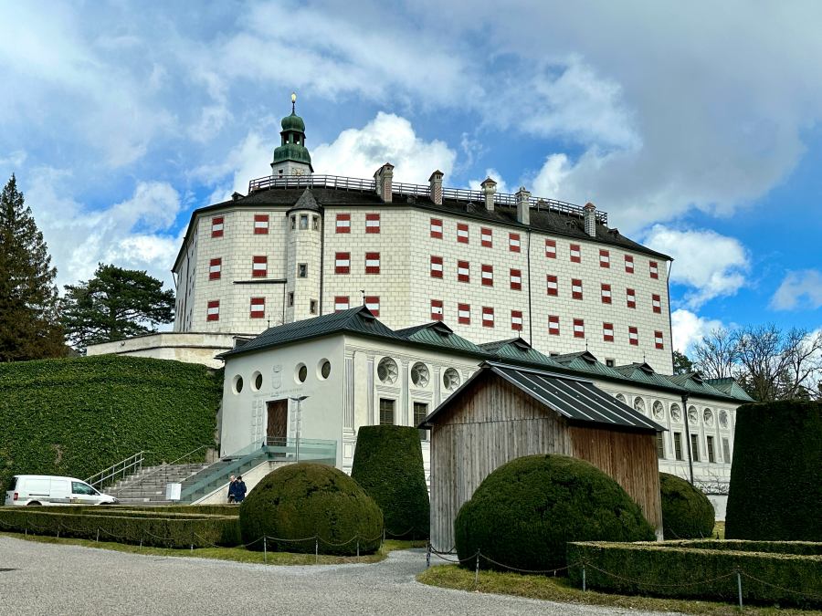 Innsbruck mellett áll pompás környezetben