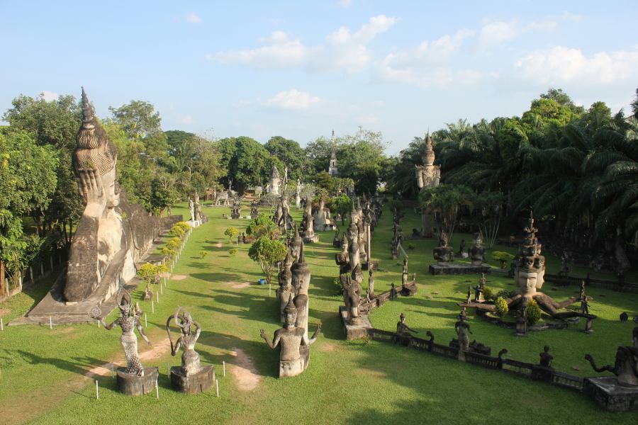 Rengeteg Buddha-szobor látható itt