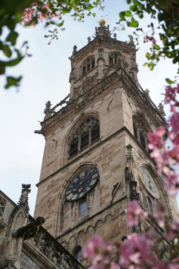A dóm magas tornya messziről látszik
