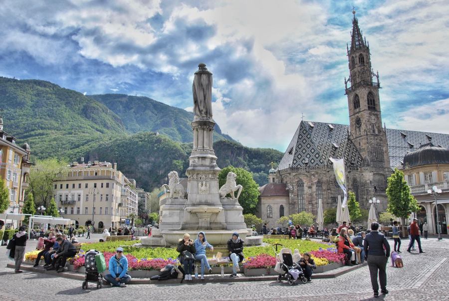 Bolzano főtere népszerű találkozóhely